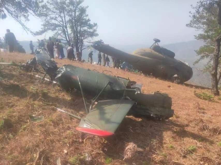 whim_watch's tweet photo. #Myanmar: A #Junta Mi-8 helicopter has crashed in #Hakha, #Chin, injuring all onboard and resulting in the total destruction of the helicopter. 
#WhatsHappeninglnMyanmar 
#2022Mar29Coup https://t.co/1TdUn1K32e