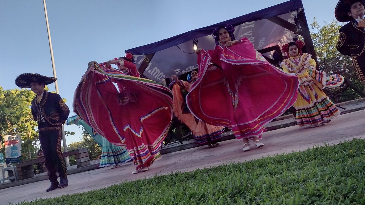 EdwardDPichales's tweet image. El día sábado y domingo se realizó un bazar para emprendedores, de manera que se hizo con el fin de reactivar Cancún.
Esperemos que igual yo pueda participar o realizar uno para ayudar a estudiantes
#theweekendmarket #jardindelartecancun @omaralpuche @GeaninaPescador