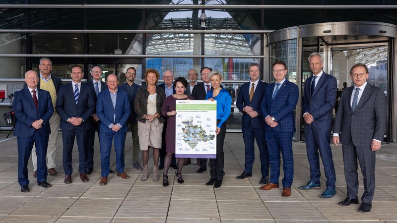 Ook de gemeente Lopik is formeel toegetreden tot het #Utrecht10-netwerk. Ter gelegenheid daarvan ondertekenden 16 burgemeesters van de regio Utrecht op 28 maart jl. het U10-bestuursconvenant.
bit.ly/3LnAEXR