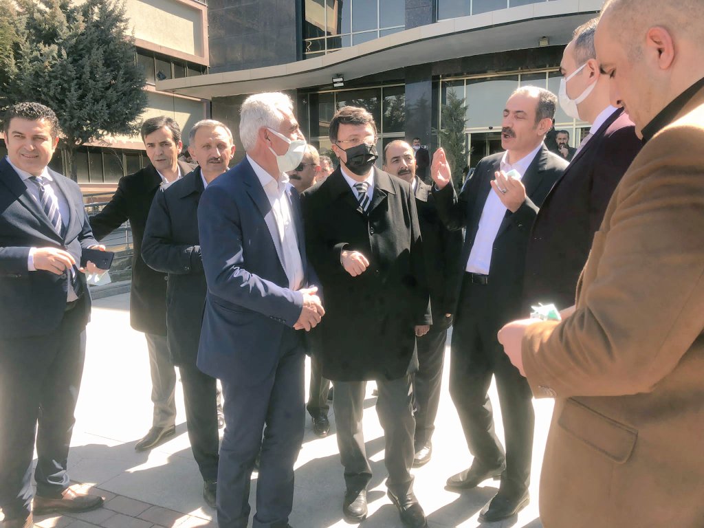 AK_PartiVan's tweet photo. Başkanımız @K_Turkmenoglu_V beraberinde Gürpınar Belediye Başkanı @hayrullahtanis ile birlikte hastahanede tedavi gören yönetim kurulu üyemiz Sami Yiğit'e geçmiş olsun dileklerinde bulundu. Başkanımız aynı zamanda hastahanede yatan diğer hastaları da ziyaret etti. @erkankandemir https://t.co/nj6QCsG4HA