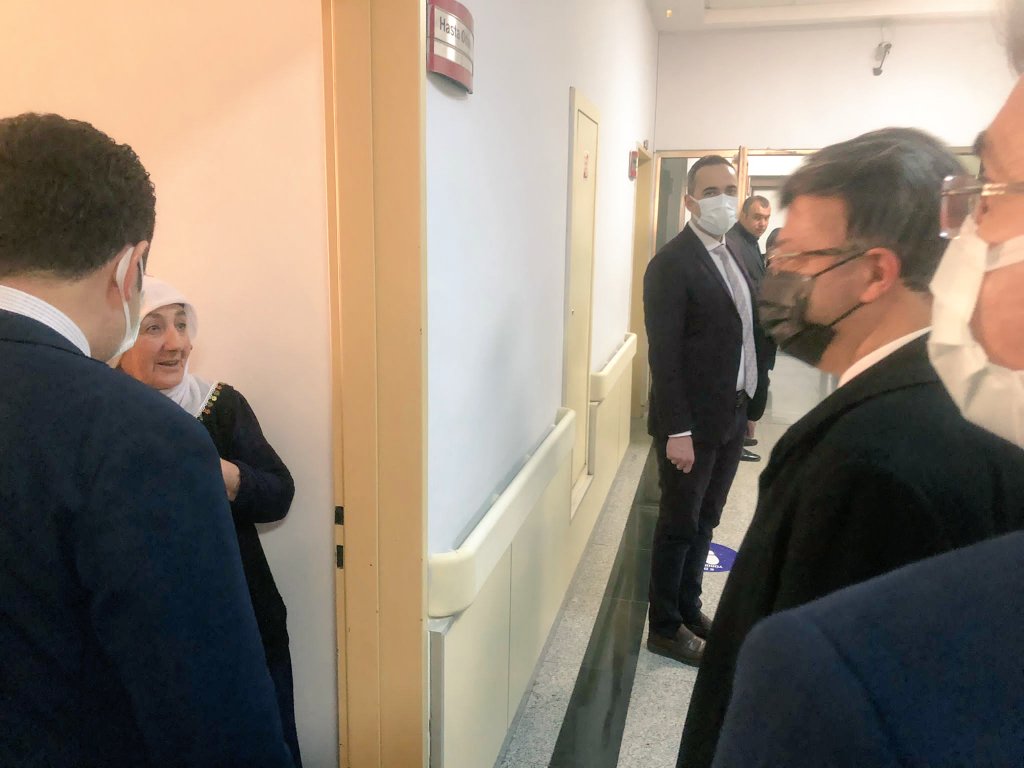 AK_PartiVan's tweet photo. Başkanımız @K_Turkmenoglu_V beraberinde Gürpınar Belediye Başkanı @hayrullahtanis ile birlikte hastahanede tedavi gören yönetim kurulu üyemiz Sami Yiğit'e geçmiş olsun dileklerinde bulundu. Başkanımız aynı zamanda hastahanede yatan diğer hastaları da ziyaret etti. @erkankandemir https://t.co/nj6QCsG4HA