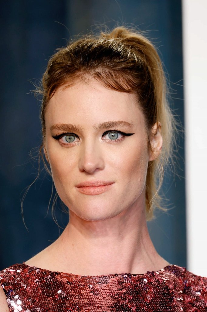 badpostmdavis's tweet photo. 📸 mackenzie davis at the vanity
fair oscars party https://t.co/toqMG8Lo0o