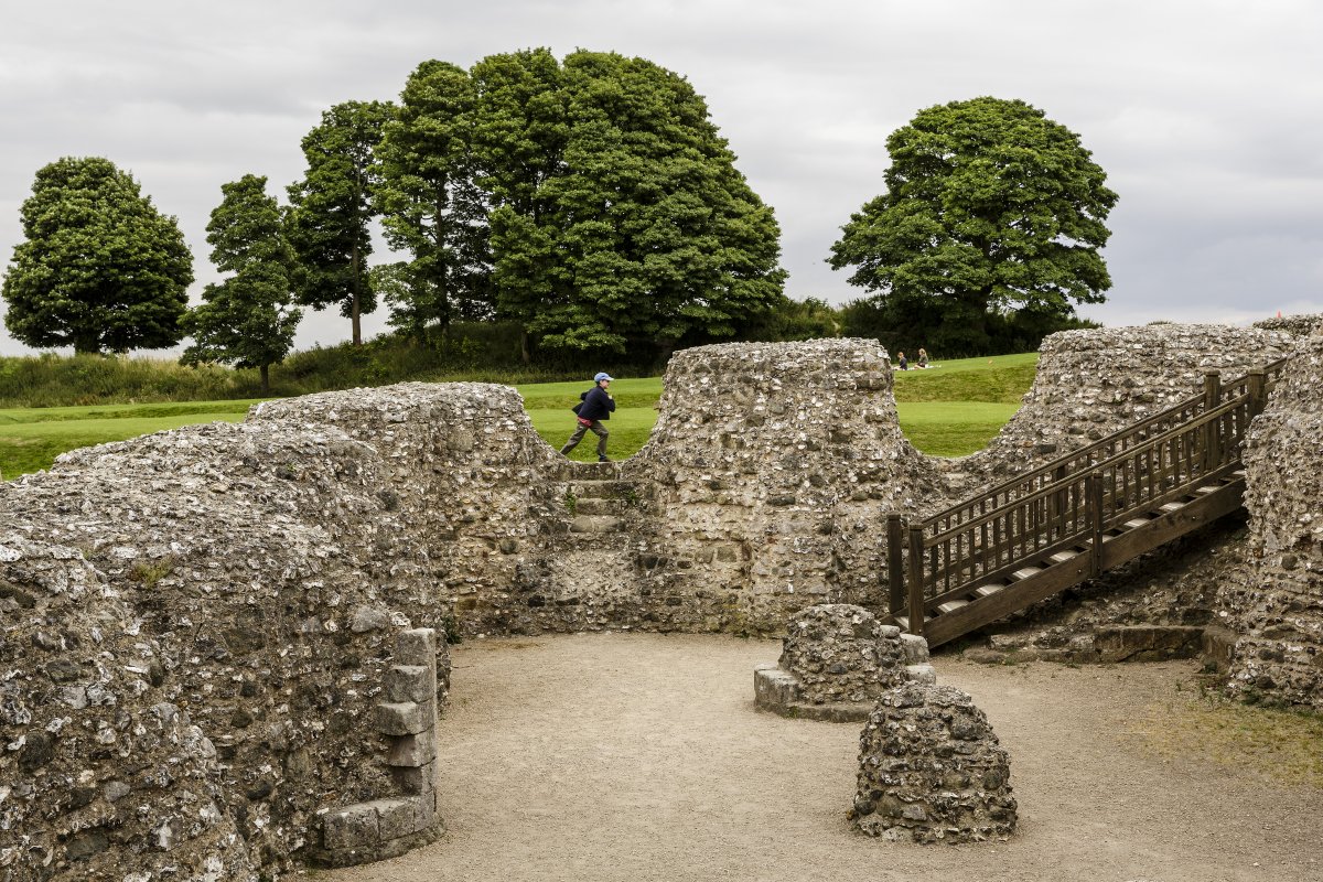 Gather the family for an Easter Adventure Quest at Old Sarum! 🐤 Plan your visit: bit.ly/Sarum-Easter-Q…