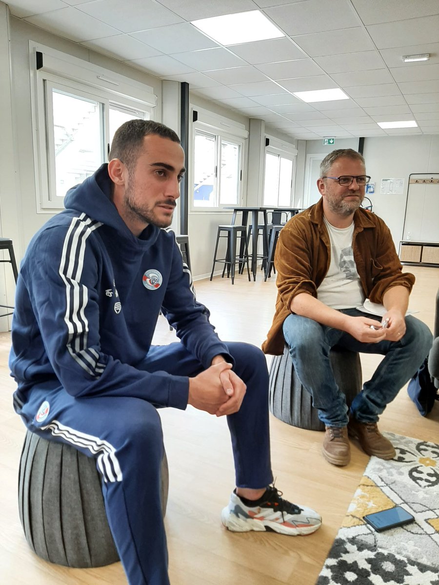 dnatweets's tweet photo. Quatre de nos abonnés et membres de notre Club ont été sélectionnés pour visiter le stade de la Meinau et passer un moment privilégié avec @PerrinLucas5, défenseur central au @RCSA. 

Ils sont repartis avec des étoiles dans les yeux 🤩 Merci @PerrinLucas5 ! https://t.co/krUIUOourI