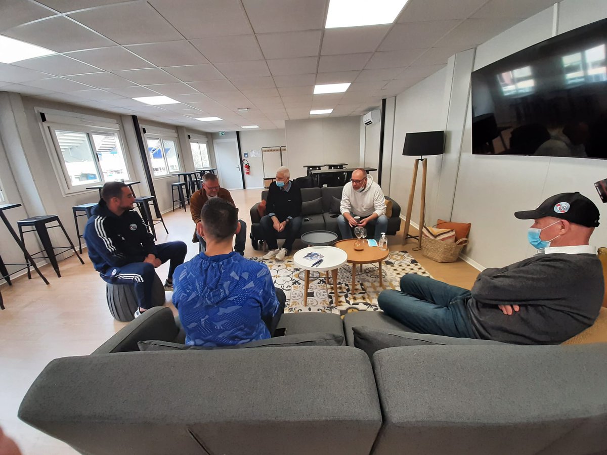 Quatre de nos abonnés et membres de notre Club ont été sélectionnés pour visiter le stade de la Meinau et passer un moment privilégié avec <a href="/PerrinLucas5/">Lucas Perrin</a>, défenseur central au <a href="/RCSA/">Racing Club de Strasbourg Alsace</a>. 

Ils sont repartis avec des étoiles dans les yeux 🤩 Merci <a href="/PerrinLucas5/">Lucas Perrin</a> !