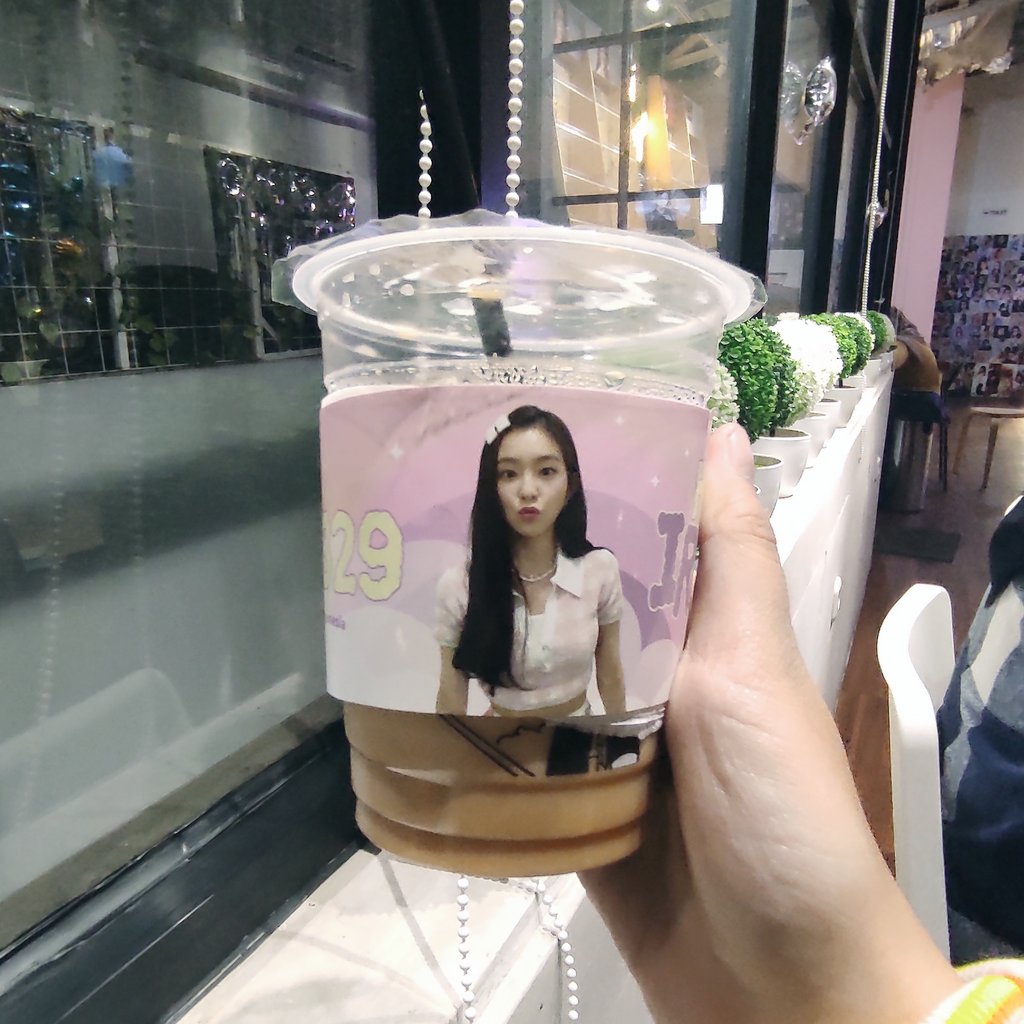 ricaaroa's tweet photo. Happy Birthday Renebaebae! 💖🐰

#IRENE #아이린 https://t.co/BCybjrYSgq