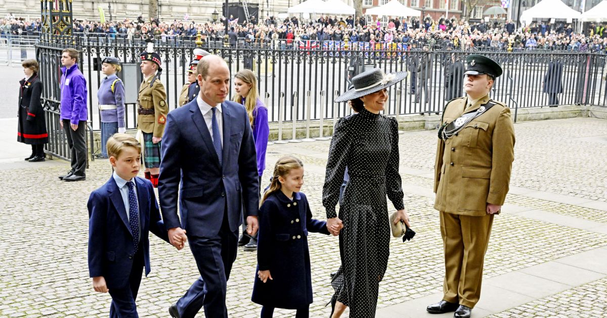 martindelmard's tweet photo. Kate Middleton et William en famille : grande sortie avec George et Charlotte, en tenues officielles https://t.co/zeYs2abv0l https://t.co/3hZESaMsxD