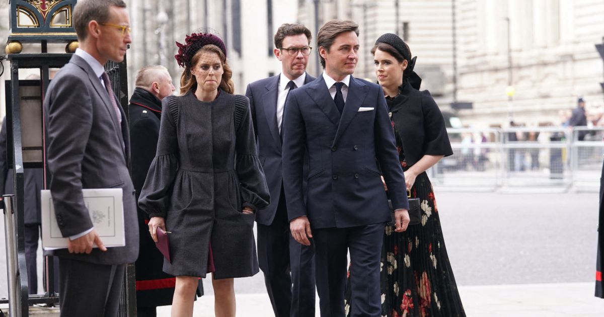 martindelmard's tweet photo. Hommage au prince Philip : la princesse Beatrice émue aux larmes, sa soeur Eugenie à ses côtés https://t.co/HFivBRAQOq https://t.co/eaf5HJ9lir