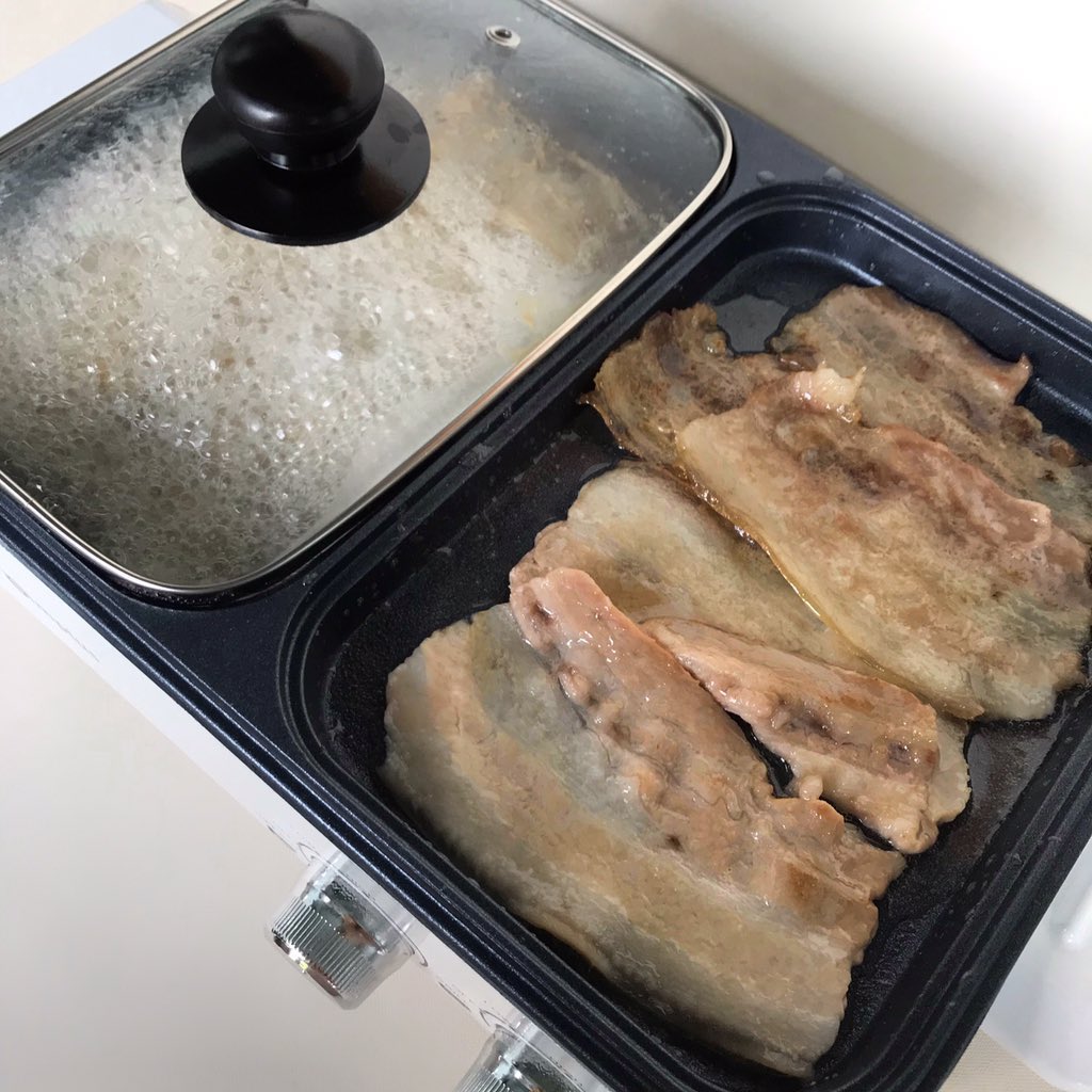 กระทะปิ้งย่างพร้อมหม้อชาบูอันนี้ดีมาก ร้อนไวแบบไม่ต้องรอนาน ไม่ถึง 5 นาทีคือกินได้แล้วอะ ตัวนี้มีระบบป้องกันความร้อนสูง ความปลอดภัยในการใช้งานด้วย ตอบโจทย์เวลาขี้เกียจออกไปกินข้างนอกมากๆอะ