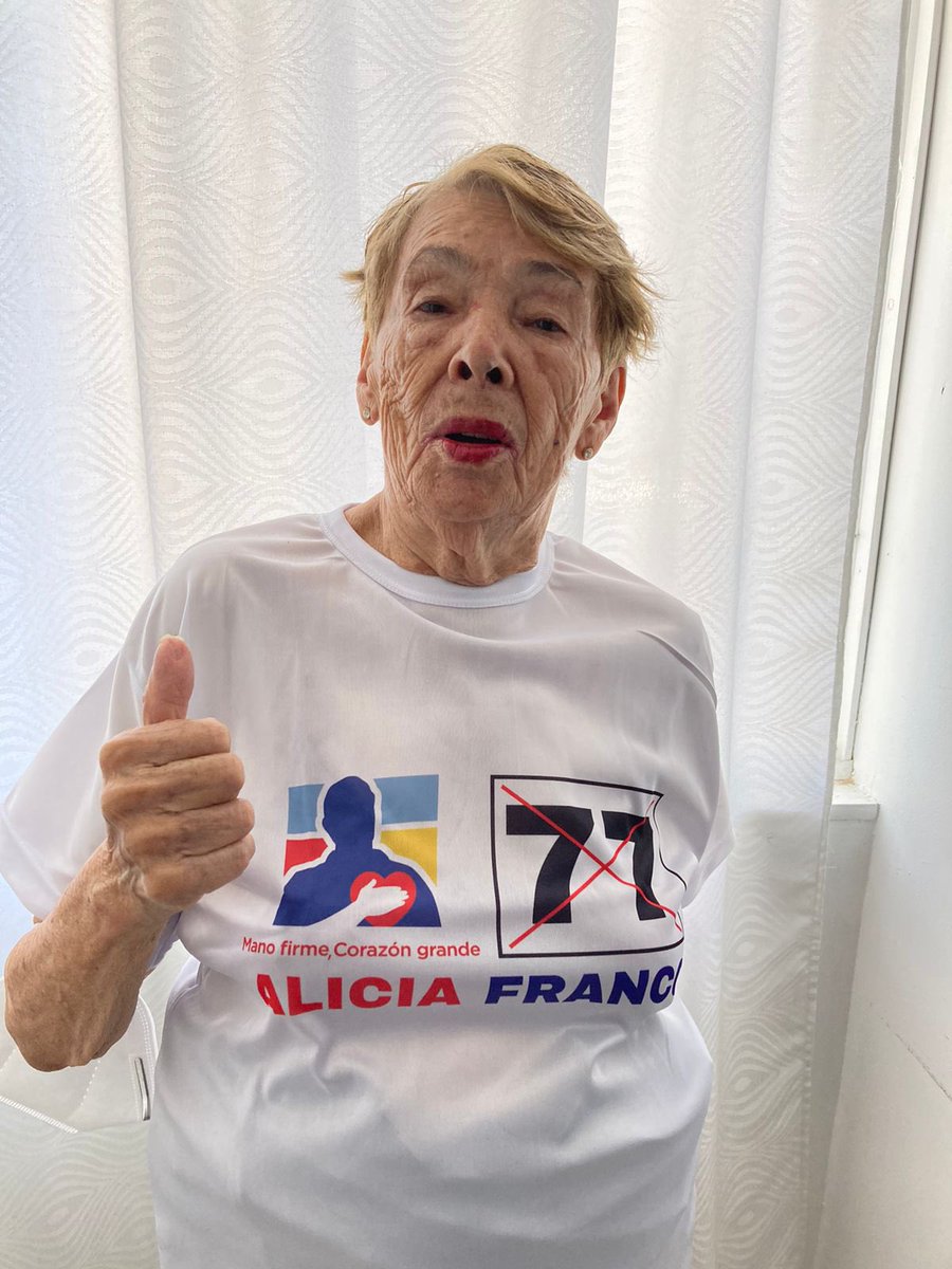 diegoalejocm's tweet photo. Aunque hoy seas nuestro rival, te llevamos siempre en el corazón, profesor Pékerman. https://t.co/gfpeSHwn8p