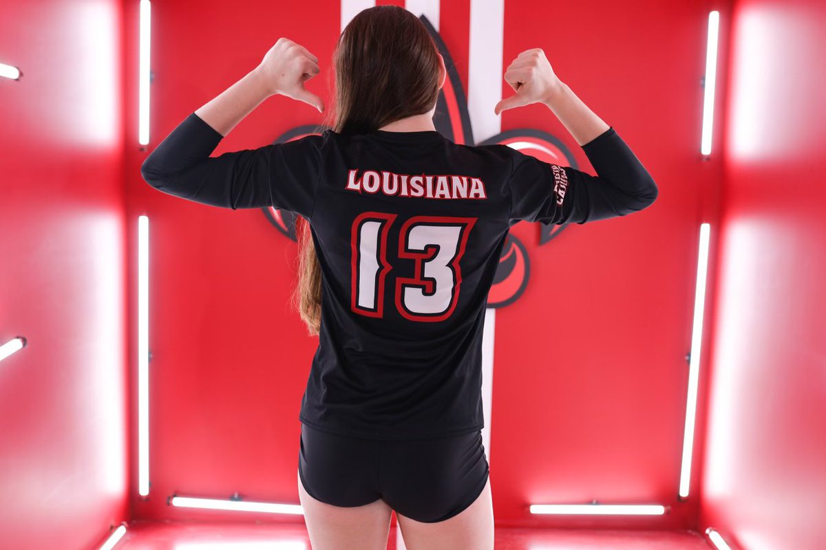TurnUptheAC13's tweet photo. I was going to post about this last week, but I was waiting so I could post these AWESOME pictures! I visited UL last weekend and I absolutely loved getting to know my hometown school in this way. Thank you @CoachKG11 @_jazjohnson and Coach Boat!  @RaginCajunsVB #uncommitted https://t.co/HFn6p6mxKc