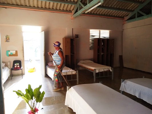 cirofriasterce1's tweet photo. Trabajadores de servicios realizan sus labores cotidianas con mucho amor, esmero y muy buena calidad,  en la  Escuela Especial Ciro Frías Cabrera del Tercer Frente. @elsa_ena  @FundichelyRosa @LarosaRivero  @Anita64244473  @FrenteDme  @dpestgo https://t.co/E4H9j7fqCo