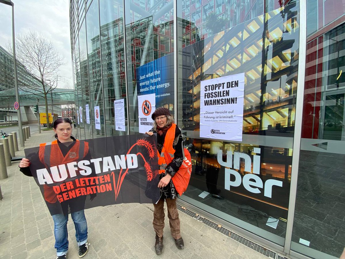 AufstandLastGen's tweet photo. Die Verbrennung fossiler Rohstoffe führt uns in die Vernichtung! Unsere Regierung weiß das und lässt Firmen wie @UniperGermany trotzdem weitermachen wie bisher; das ist fossiler Wahnsinn!
Deshalb sind wir heute bei Uniper vor Ort in #Düsseldorf. Bilder von @DanniPilger. https://t.co/3Sr8dbhuD0