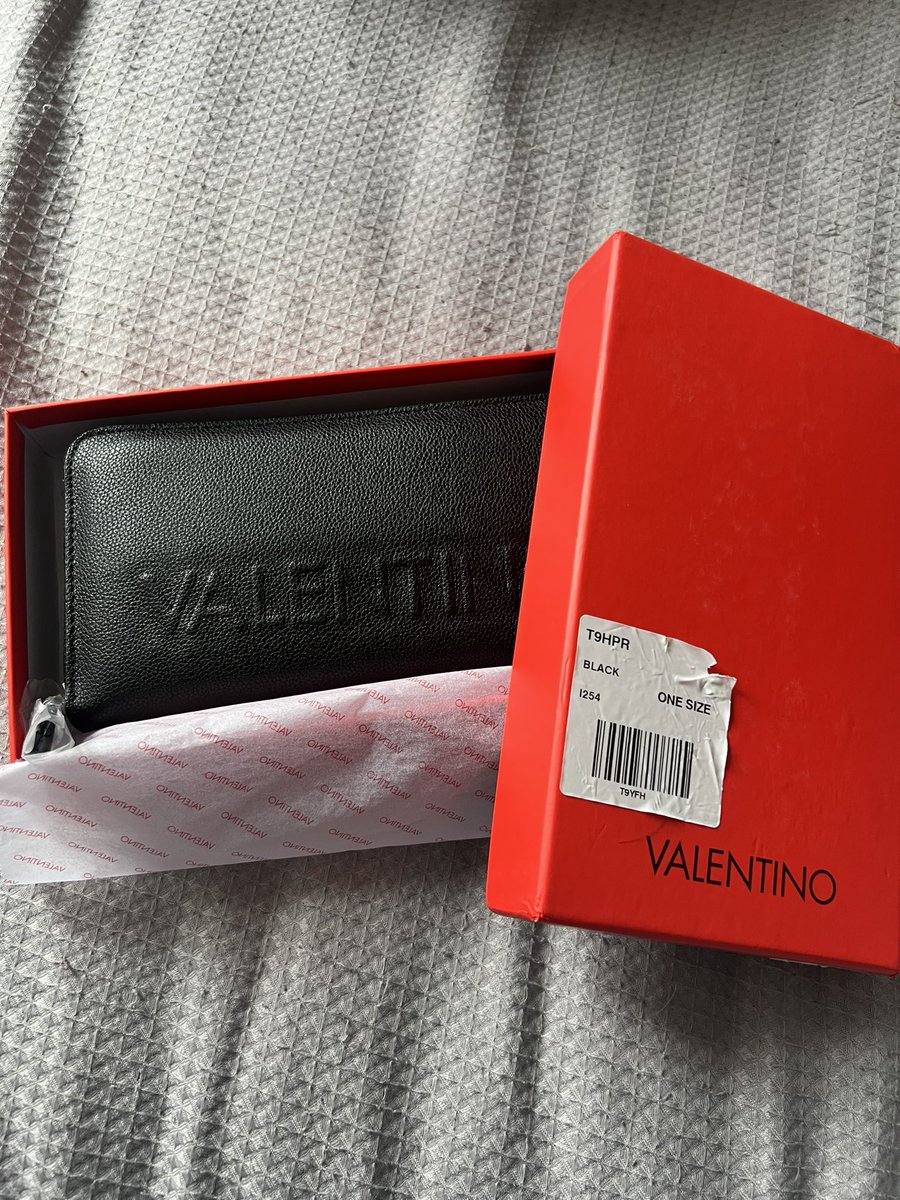 Victoria_Alice1's tweet photo. @VeryHelpers @verynetwork please can
someone explain how I order &amp; Valentino
Prunus crossbody bag and get delivered a Valentino purse that I don’t want?? Please get back to me asap as I’d like the item I actually ordered or a refund. https://t.co/6kl85hLGzS