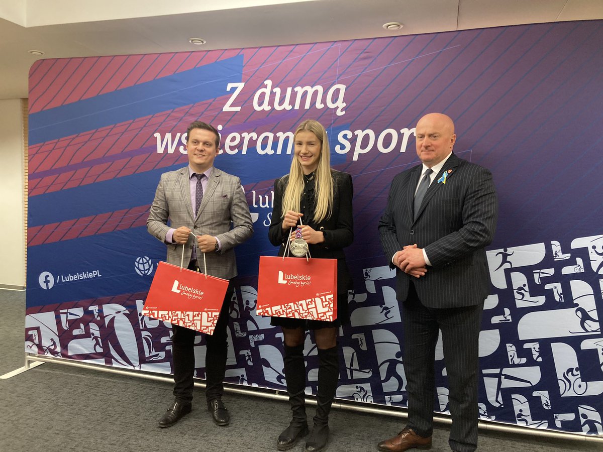 Dziś w UMWL gościmy srebrną medalistkę Halowych Mistrzostw Świata Adriannę Sułek. Lekkoatletka podczas #HMŚ w Belgradzie pobiła rekord Polski❗️Zawodniczce @AZSUMCS serdecznie gratulujemy oraz życzymy wielu sukcesów.👏🏻 #zdumąwspieramysport #lubelskie