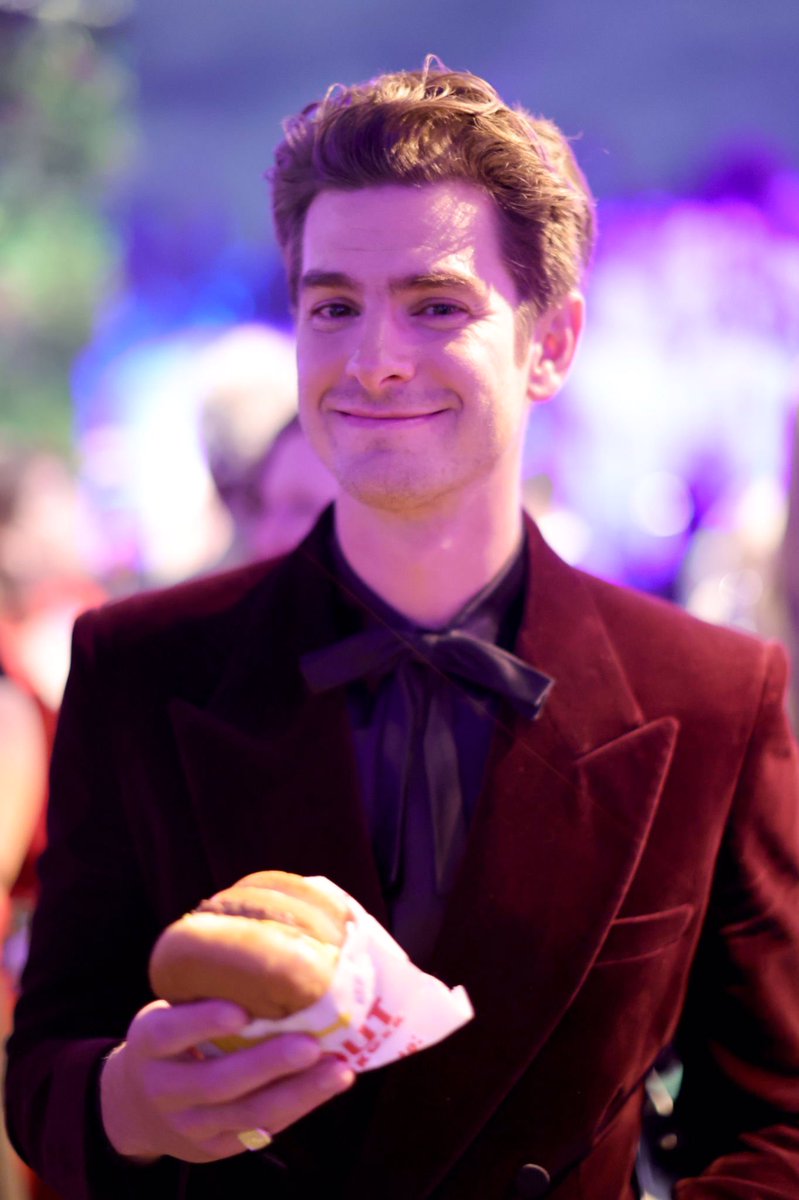 GeekZoneGZ's tweet photo. Tras los #Oscars, Andrew Garfield pidió a su publicista que le comprase hamburguesas para el After Party. Todas las mesas de alrededor lo escucharon y pidieron lo mismo a sus publicistas.

Y todo acabo con los actores en sus mejores galas comiendo hamburguesas en el Afterparty. https://t.co/DVPwXNcIIh
