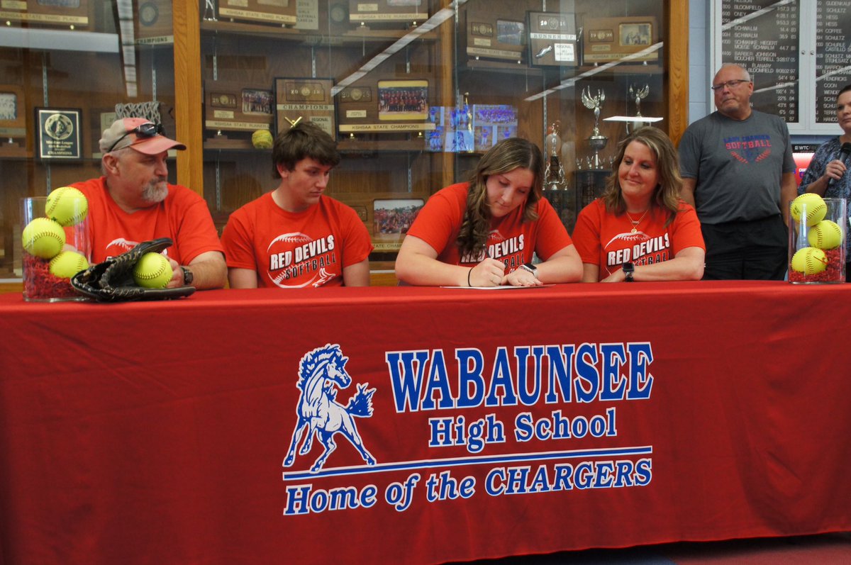 madihavenstein's tweet photo. Super excited to announce that I will be continuing my academic studies and softball career at Allen Community College! Thank you to everyone that has pushed me throughout the years. I wouldn’t be here without you guys! I can’t wait to see what the future holds❤️🖤#rolldevs https://t.co/7IPlbfpJfu
