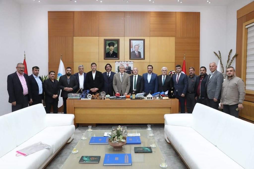 Kardeş Belediyecilik çerçevesinde dün
Taşlıçay Bld.Bsk <a href="/ismettas04/">İsmet Taşdemir</a> ve ilçe Bşk. <a href="/alican_capar/">Alican Çapar</a> ile birlikte Taşlıçay ile kardeş Belediye olan Sakarya Büyükşehir Bld.Bşk. <a href="/ekremyuce/">Ekrem Yüce</a> beyefendiyi makamında ziyaret ettik.
Taşlıçay ilçemize yapacağı yatırımları değerlendirdik.