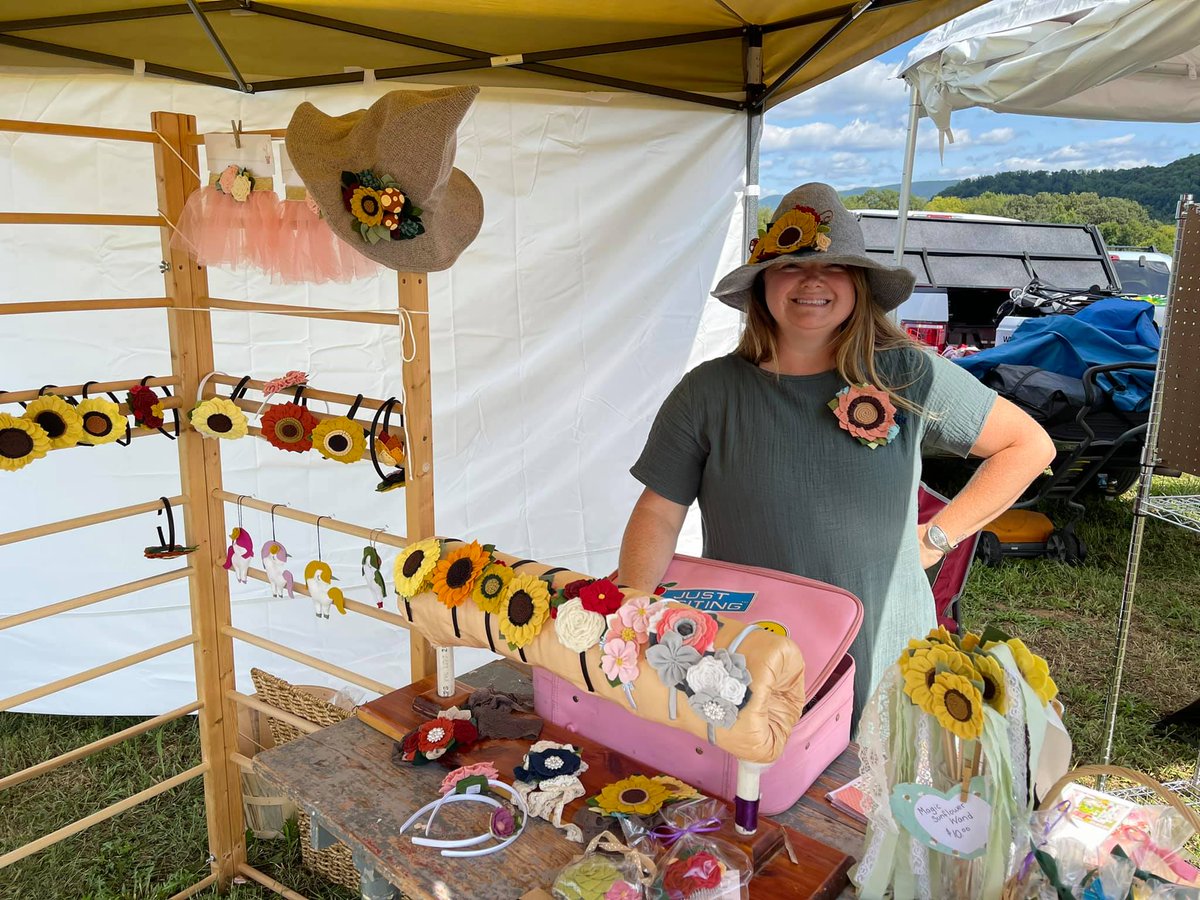 botetourtcounty's tweet photo. Today is #NationalMomandPopBusinessOwnersDay
#bocova is home to many small, family owned businesses. Today we want to salute our small business owners who are the backbone of our community! #bocosmallbusiness #businessinbocova https://t.co/r5uiuSMR3u