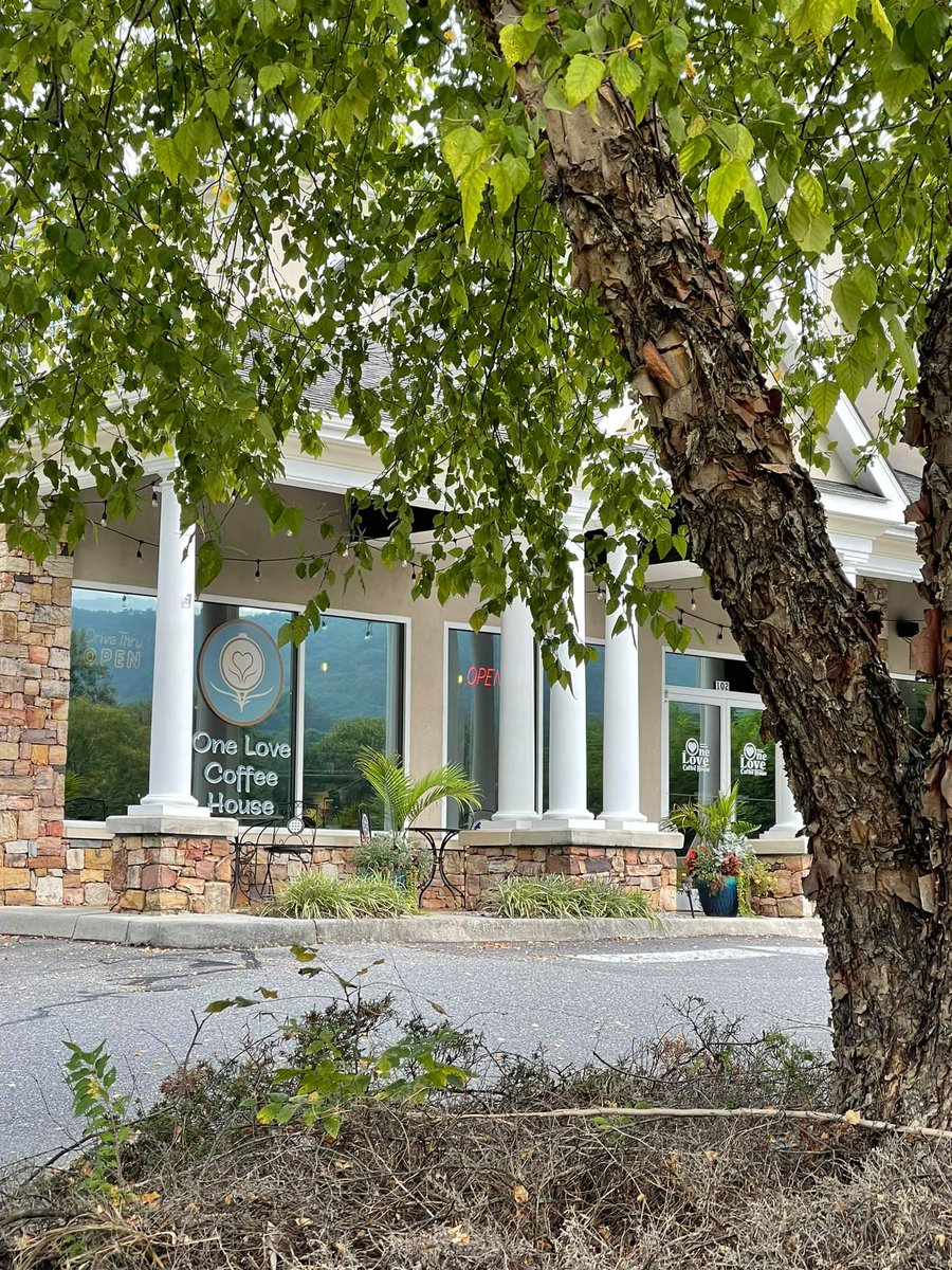 botetourtcounty's tweet photo. Today is #NationalMomandPopBusinessOwnersDay
#bocova is home to many small, family owned businesses. Today we want to salute our small business owners who are the backbone of our community! #bocosmallbusiness #businessinbocova https://t.co/r5uiuSMR3u