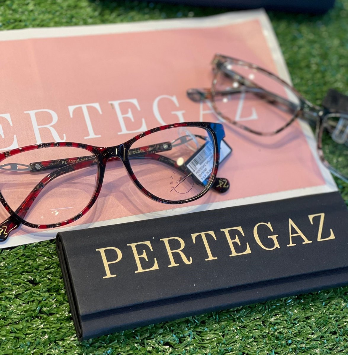 opticadaro's tweet photo. 👓 Estil i elegància en el nostre aparador interior, que en aquesta ocasió et mostrem les novetats de la marca Pertegaz 🤩

Vine a l’òptica i dona’ls-hi un cop d’ull! 😉

#OpticaDaro #Sunglasses #Eyewear #LaBisbal #optics #centreoptic #optometria https://t.co/xBQDZH7NVn