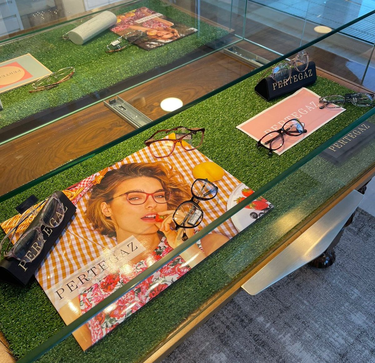 opticadaro's tweet photo. 👓 Estil i elegància en el nostre aparador interior, que en aquesta ocasió et mostrem les novetats de la marca Pertegaz 🤩

Vine a l’òptica i dona’ls-hi un cop d’ull! 😉

#OpticaDaro #Sunglasses #Eyewear #LaBisbal #optics #centreoptic #optometria https://t.co/xBQDZH7NVn