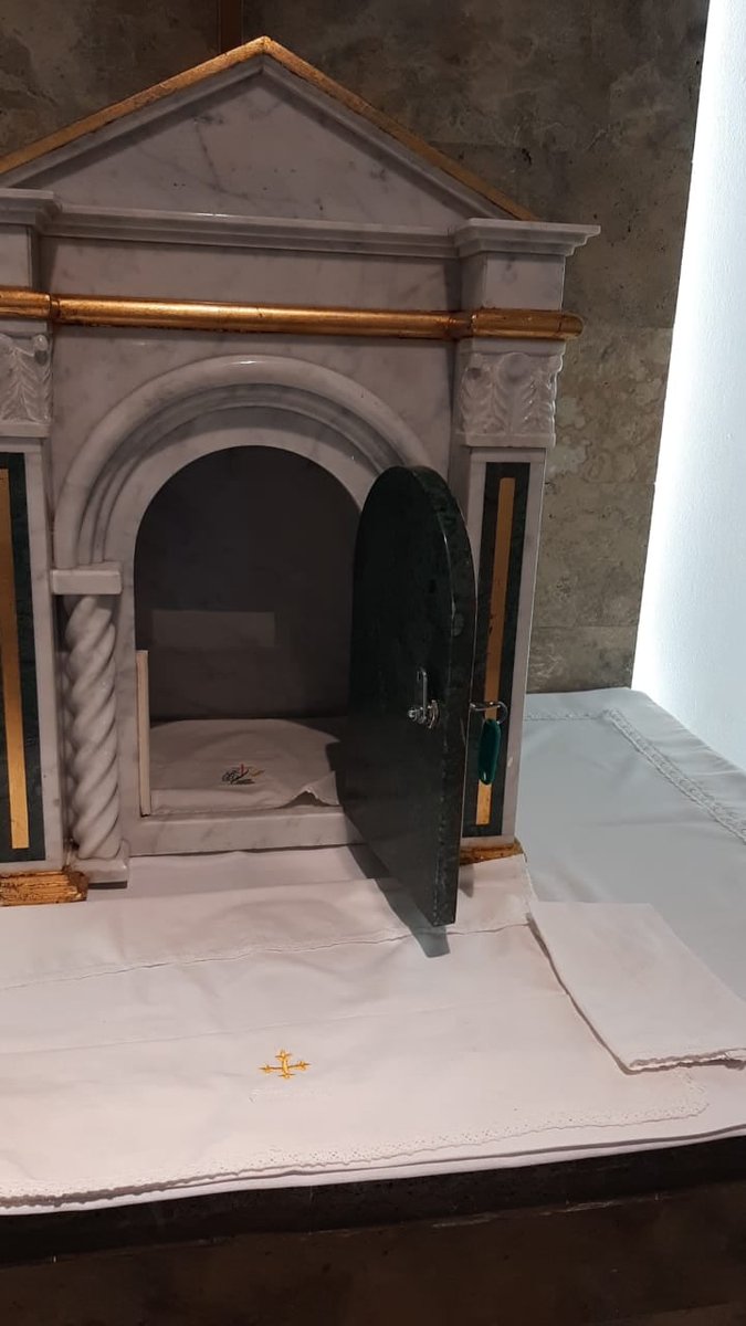 camilaemiliasv's tweet photo. ¡Que tristeza! En la previa del #DiaDelJovenDelincuente fue vandalizado y profanado el Sagrario de la Gruta de Lourdes. Se robaron los copones y las hostias (el cuerpo de Cristo) fueron tiradas a la calle. https://t.co/l7cjXbvX7X