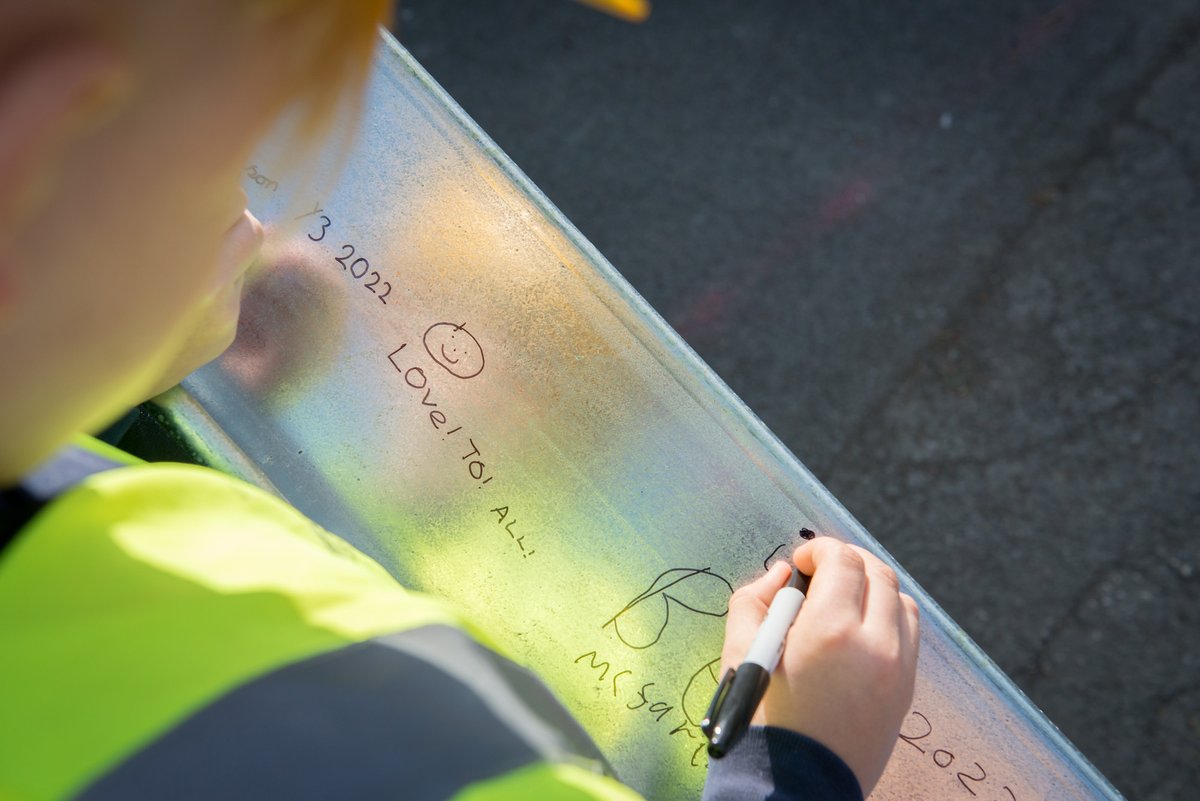 robertslimbrick's tweet photo. The steel frame is up at Warden Hill Primary School! To celebrate, we joined @EGCarterCoLtd at a steel signing event last week, which allowed pupils, teachers, governors and former staff to make their mark on the building.
#SteelSigning #EducationArchitecture https://t.co/GXbz75TGm5