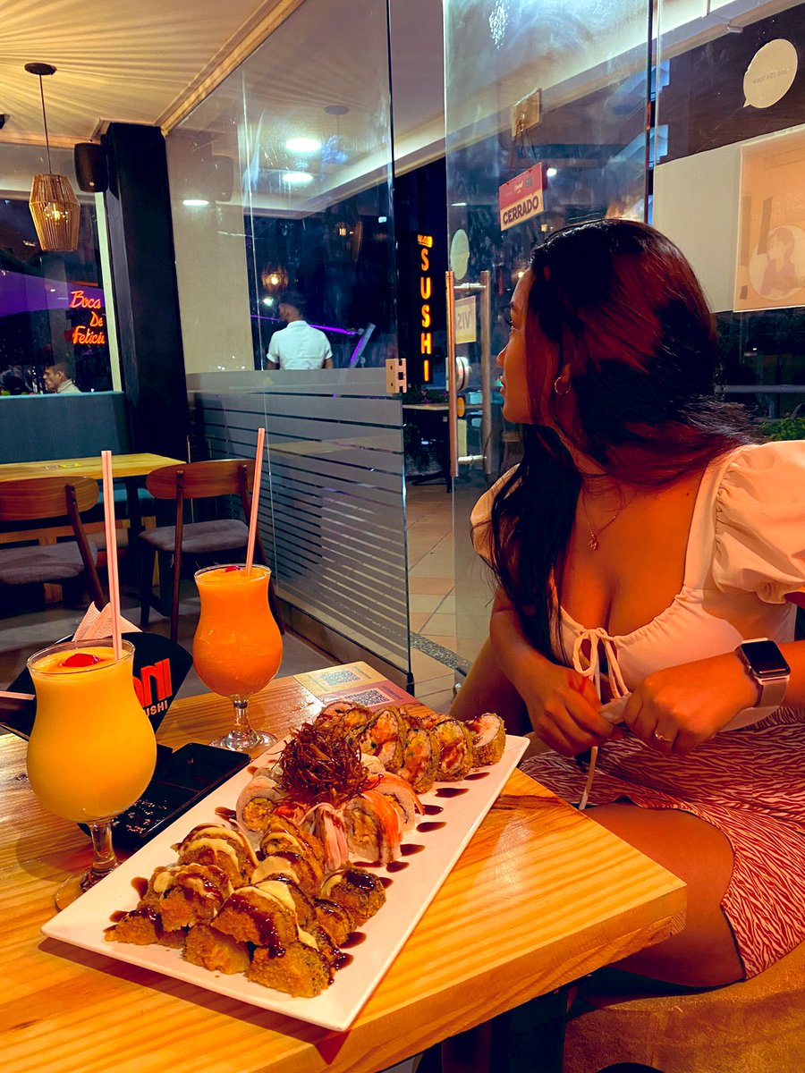 molbryan7's tweet photo. The most delicious and satisfactory thing, and in front of her the sushi. 🍱 https://t.co/S0p48fQUaD