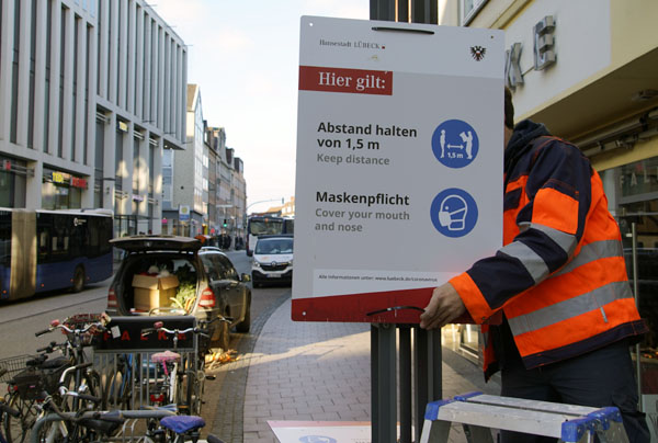 HLlive's tweet photo. Maskenpflicht in Schulen und Handel endet am Sonntag: Das Landesregierung hat eine angepasste Corona-Bekämpfungsverordnung beschlossen. Ab Sonntag, 3. April, gelten weiterhin Masken- und Testpflichten in Einrichtungen für besonders vulnerable… https://t.co/Ei7LfFzplX https://t.co/N3w6EczPXh