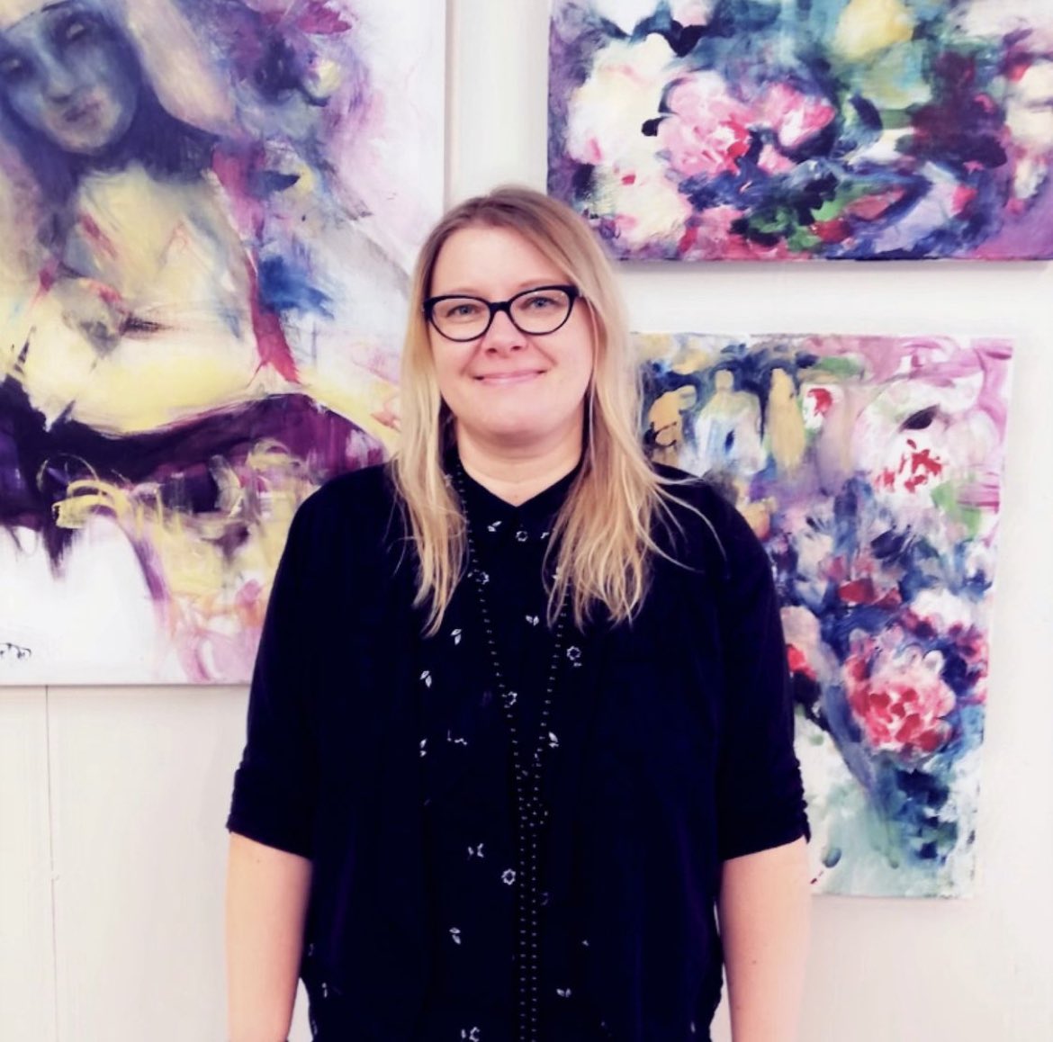 AMS_Helsinki's tweet photo. Kirsi Syrlin🇫🇮 is a professional artist.She wanted to join #ArtMeetsScienceHelsinki to support Faculty of Pharmacy, @helsinkiuni #ftdk for raising funds for professorship in sustainable pharmacy. 
Kirsi collaborates with @VirpiTalman and Qasim Majid. @LifeSciHelsinki #sciart https://t.co/tZwXOwQFlb