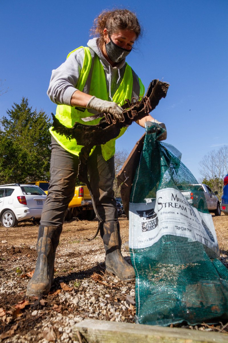 MDC_online's tweet image. This year&apos;s #ConfluenceTrashBash is back and better than ever April 4-9 with both self-guided and group-led clean-up sites available in St. Louis. 

Last year, more than 4.5 tons of trash was removed from local parks &amp;amp; greenways!

Join in at short.mdc.mo.gov/43c