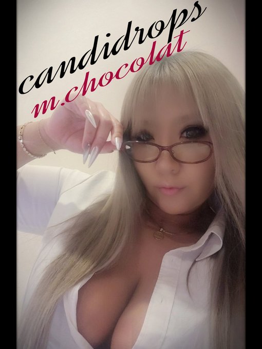 お客さんから伊達メガネ貰ったのでOLとか女医のセットにしようかなって思います♡ 似合わないと思ってたけど意外と良きですよねー？笑   お仕事バックに入れとくので付けてほしい方は私に言ってねー！ エロさ増した？♡