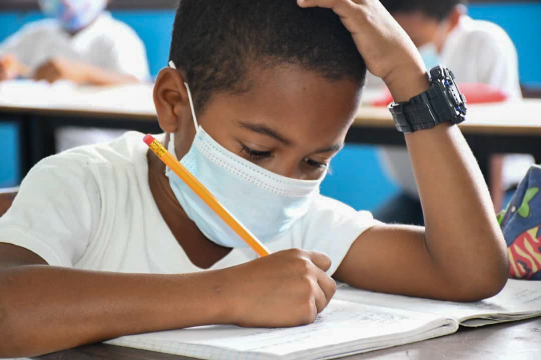 NicolasMaduro's tweet photo. Como padre y abuelo, anhelo ver a la juventud venezolana tomar las riendas de la Patria con su liderazgo profundo y auténtico. No descansaré en mi tarea, defenderé la educación de calidad, en la que brille la cultura, el teatro, el deporte y la poesía. ¡Ese es el camino! https://t.co/QUb27ZtRcH