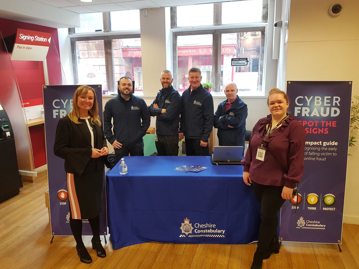 PoliceChester's tweet photo. The Cyber Crime Team and local officers have been in the city centre today in partnership with HSBC on Eastgate St (they're there 'til 3pm).
They've been sharing crime prevention advice, giving away items and taking photos and fingerprints with families! #StopThinkProtect https://t.co/UwaxUfjuhK
