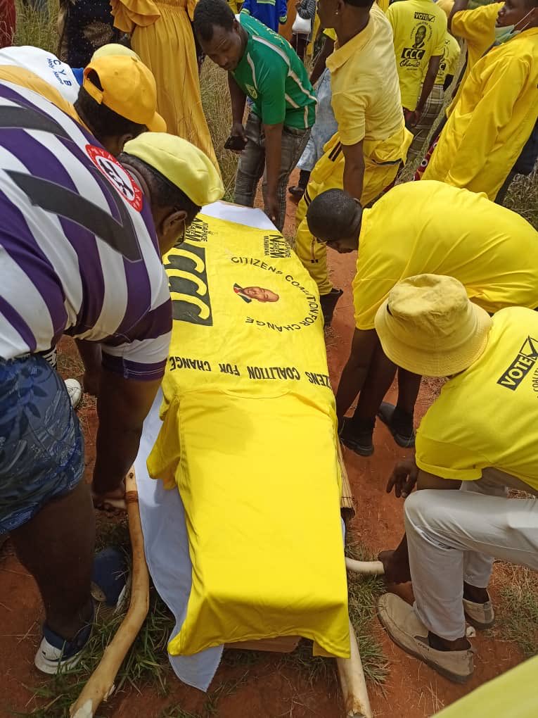 DiasporaDeskZim's tweet photo. Our CCC Champion, Shelton Zongoro, who died tragically in a hit and run accident after he had voted on 26th March in Chaona, MashCent province, was buried with dignity yesterday afternoon. Thank you citizens for showing true love to the grieving Zongoro family. https://t.co/j6V7qRbUlY