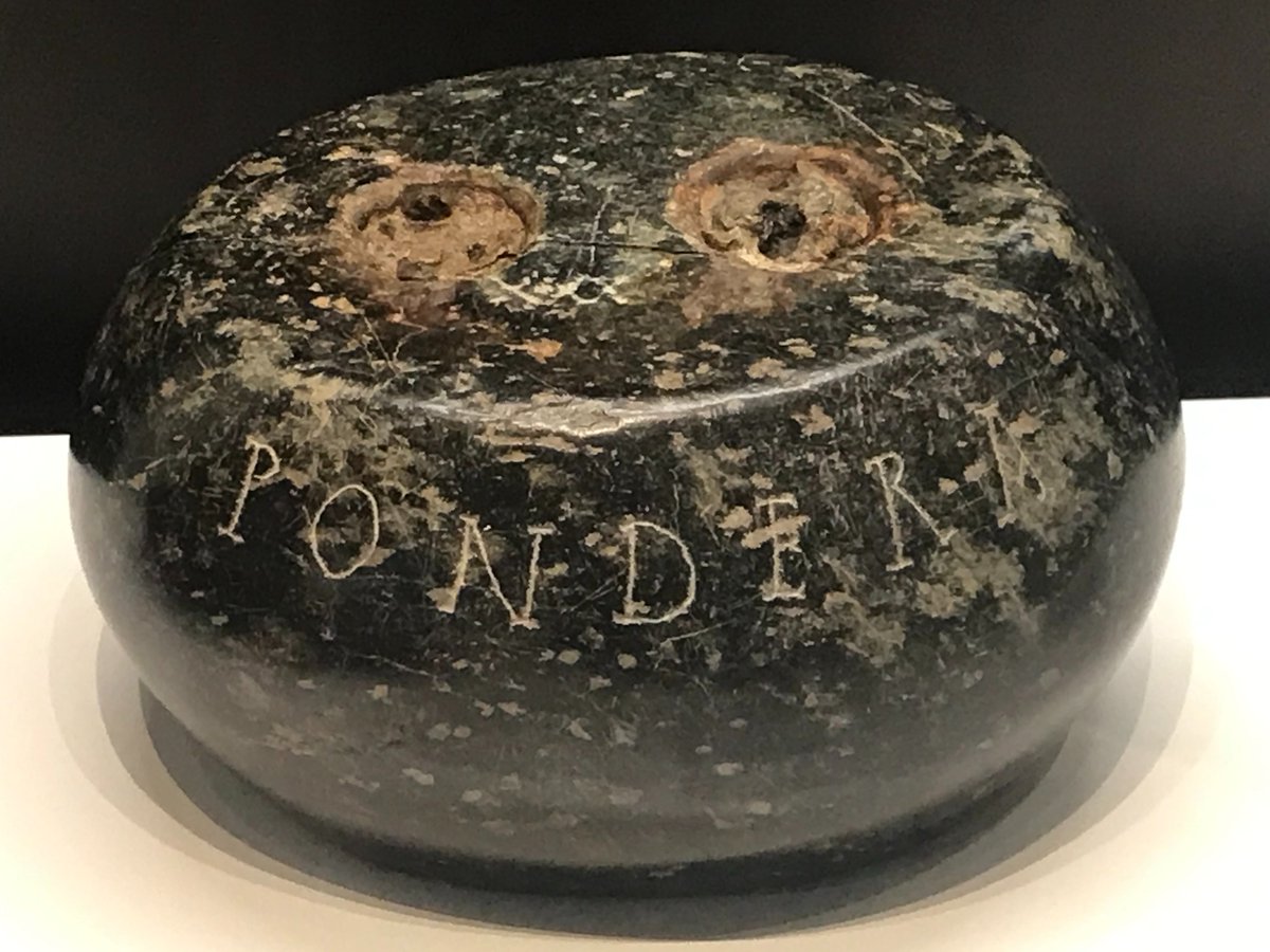 #EpigraphyTuesday Ponderous matter. A polished serpentine weight of 30 #Roman pounds (one libra= ca. 327 grams) found at the Villa of Faro de Torrox (4th-5th c. CE) inscribed "PONDERA XXX", was probably used for something voluminous, e.g. salted fish? 

📷 author
🏛️ Málaga Museum