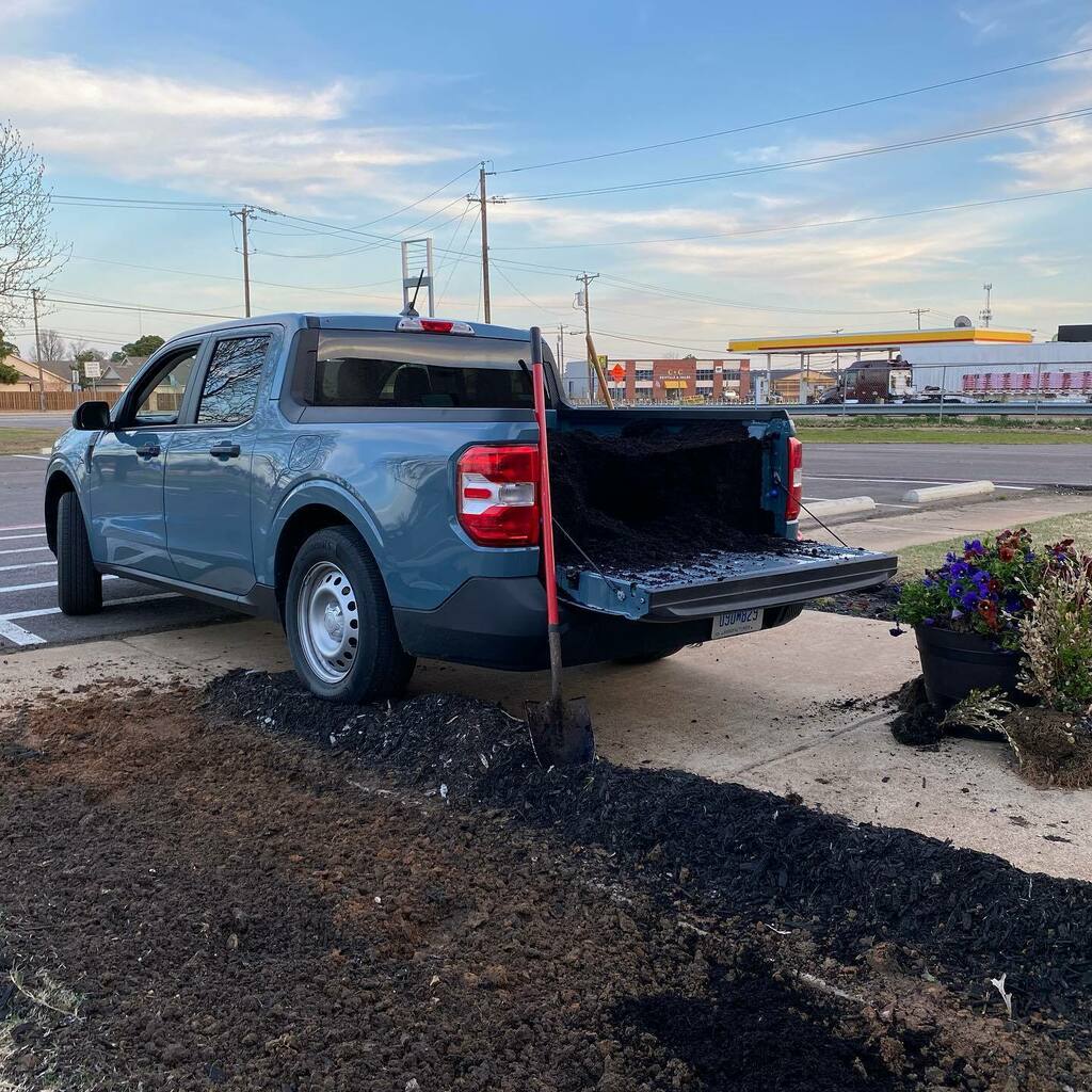 ericadrives's tweet photo. Another day of hard work for the Ford Maverick. Two more loads of compost and hauling lots of tools. #fordmaverick #2022maverick #maverickhybrid #hybridtruck #compacttruck #trucksofinstagram #txautowriters #agirlsguidetocars #trucktalk #fordtx #fordnation https://t.co/kfoQgodHcM https://t.co/lDpjTuzurx