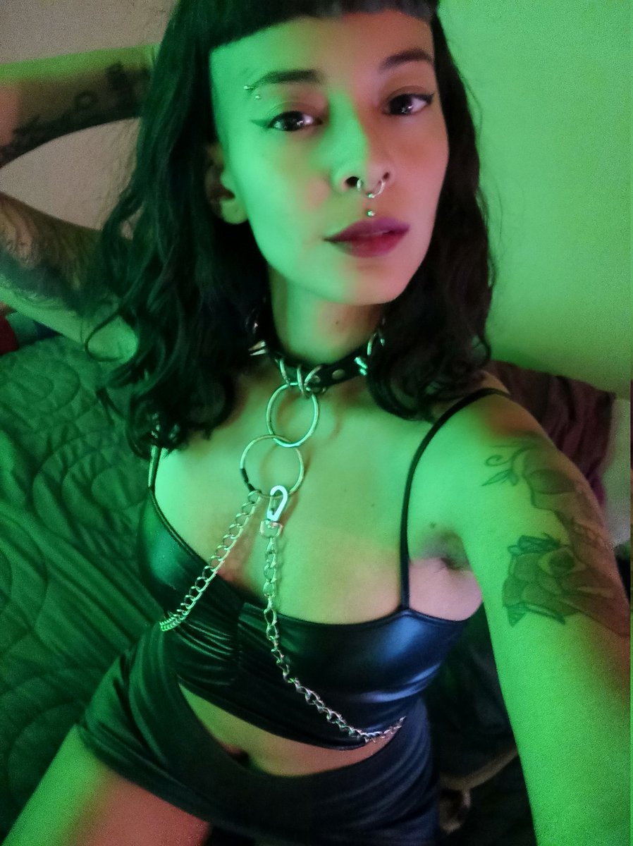 Que esperas para entregarme tu vida, tu dinero, tu dignidad?
A mis pies gusanos 👑
La Reina Venus se merece TODO!