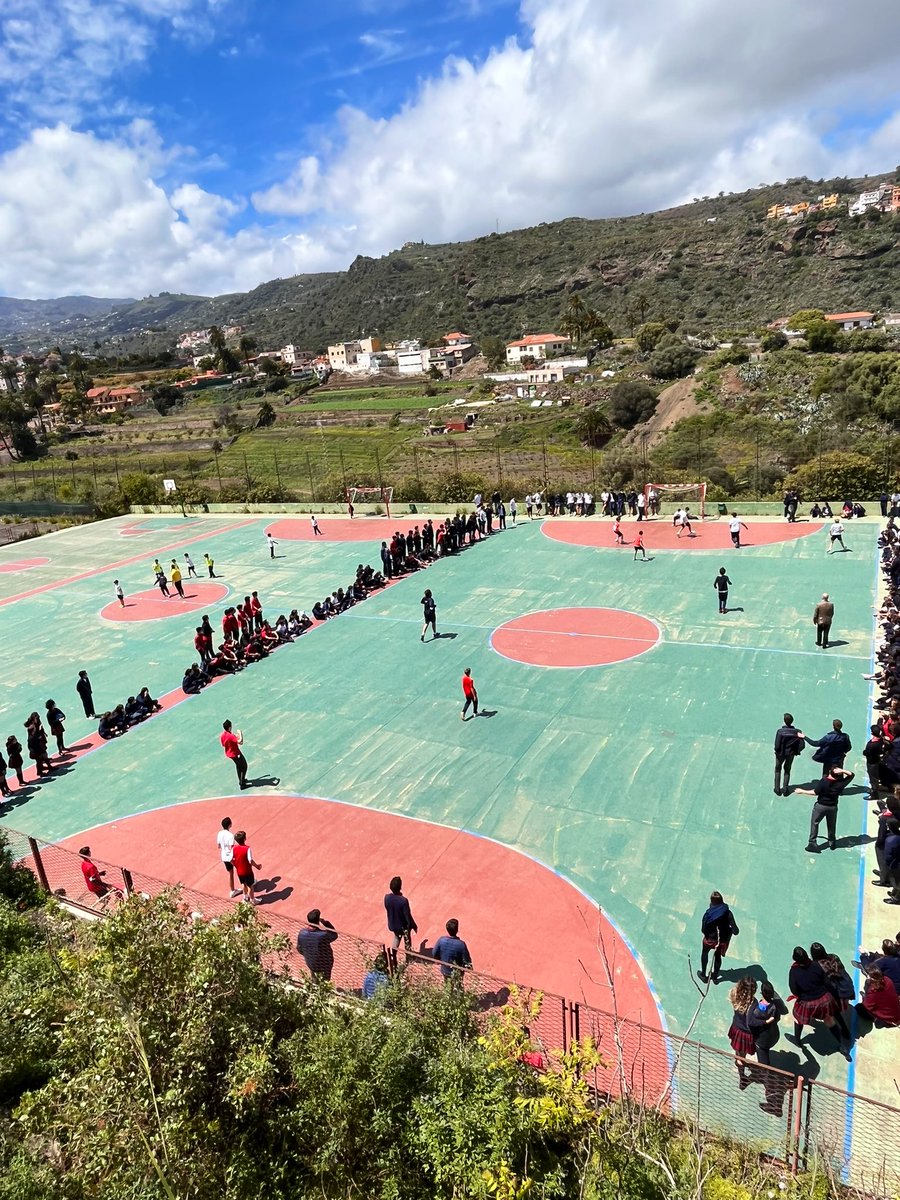 Atlantic_School's tweet photo. Sigue disputándose en @Atlantic_School el #TorneoDeFutbol del Colegio durante la #atlanticweek. El día acompaña a estos grandes futbolistas. ¡Son todos unos campeones! 🍀⚽️🥅 https://t.co/mmpzgEjbyU