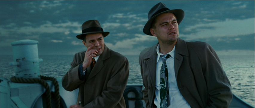 Zindan Adası filminde tüm sahnelerde Leonardo DiCaprio’nun sigarası Mark Ruffalo tarafından yakılır. Bunun nedeni akıl hastalarına yanıcı ve yakıcı madde verilmemesidir.

Her ayrıntısı düşünülmüş. 
Tam bir başyapıt.  #shutterIsland