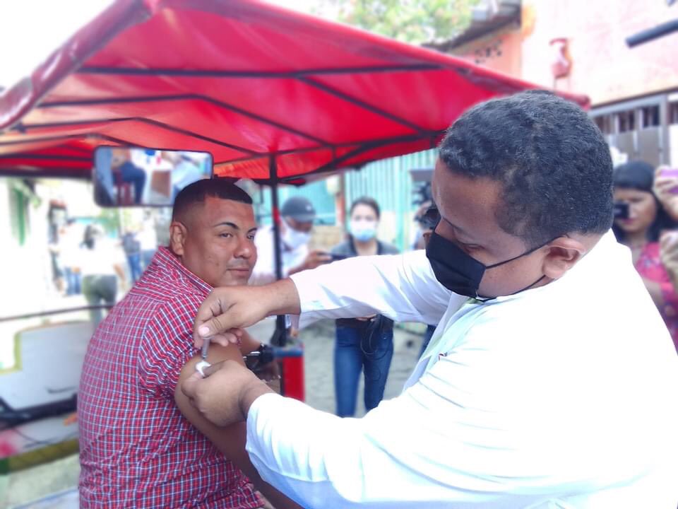 Somos2V's tweet photo. Solo con el gobierno sandinista es posible💪🏻Brigadistas del Ministerio de Salud de #Nicaragua🇳🇮 realizan jornada de vacunación contra la COVID19 durante visitas casa a casa en el Barrio Cuba en el distrito II de Managua.🏥🚑💊💉 https://t.co/B6gLWX7sE4