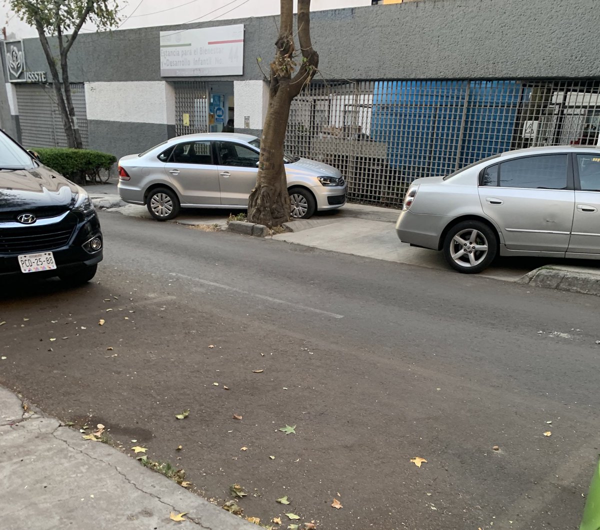 ReportandoCDMX1's tweet photo. Esperemos la nueva policía @UCS_GCDMX @OHarfuch @Claudiashein #TransitoGCDMX atienda a tienda a tiempo y sancione y retire 5 autos sobre la banqueta en Van dick 46 y 48, colonia Nonoalco frente a Estancia 44 del @ISSSTE_mx impiden paso peatonal. https://t.co/disH0JSvJp