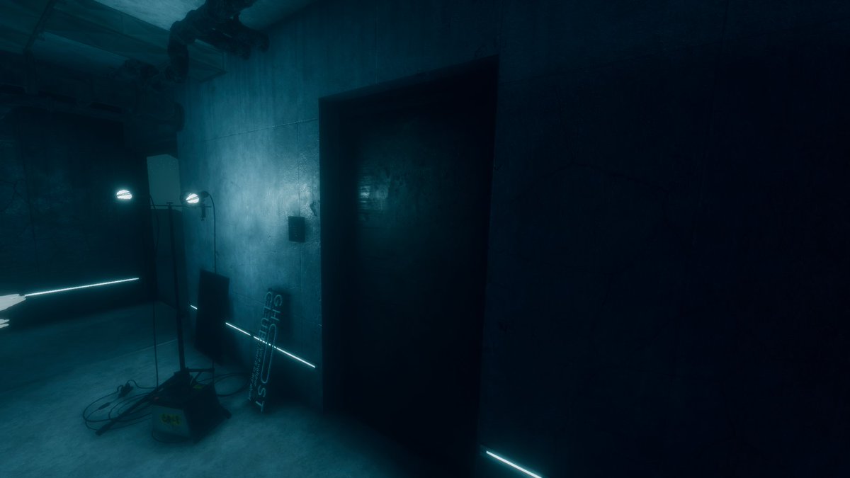 umee_sh's tweet photo. GHOSTCLUBに入れたけどあの部屋の扉が開かなくて、廊下にたむろしてる図 https://t.co/wDFY9TyjAP