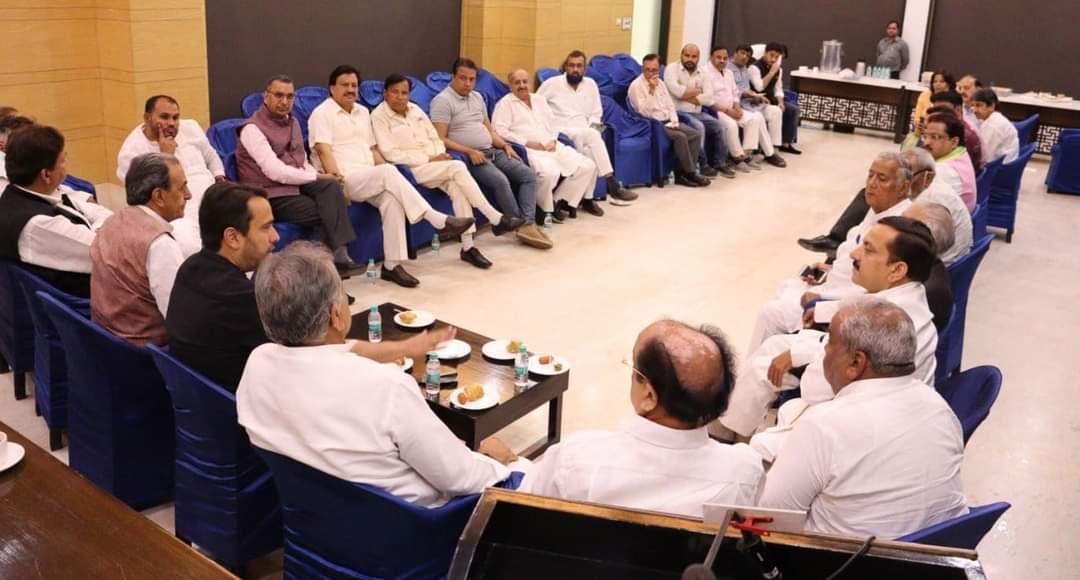 BhanuRLD's tweet photo. नई दिल्ली स्थित कॉन्स्टिट्यूशन क्लब में माननीय अध्यक्ष महोदय जी ने राष्ट्रीय लोकदल की राष्ट्रीय कार्यकारिणी बैठक की।

@jayantrld @RLDparty @RLD_IT https://t.co/EWh9dVXZ1m