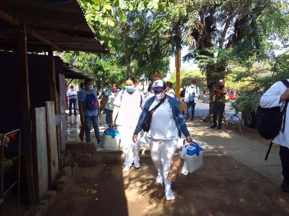 Somos2V's tweet photo. Solo con el gobierno sandinista es posible💪🏻Brigadistas del Ministerio de Salud de #Nicaragua🇳🇮 realizan jornada de vacunación contra la COVID19 durante visitas casa a casa en el Barrio Cuba en el distrito II de Managua.🏥🚑💊💉 https://t.co/B6gLWX7sE4