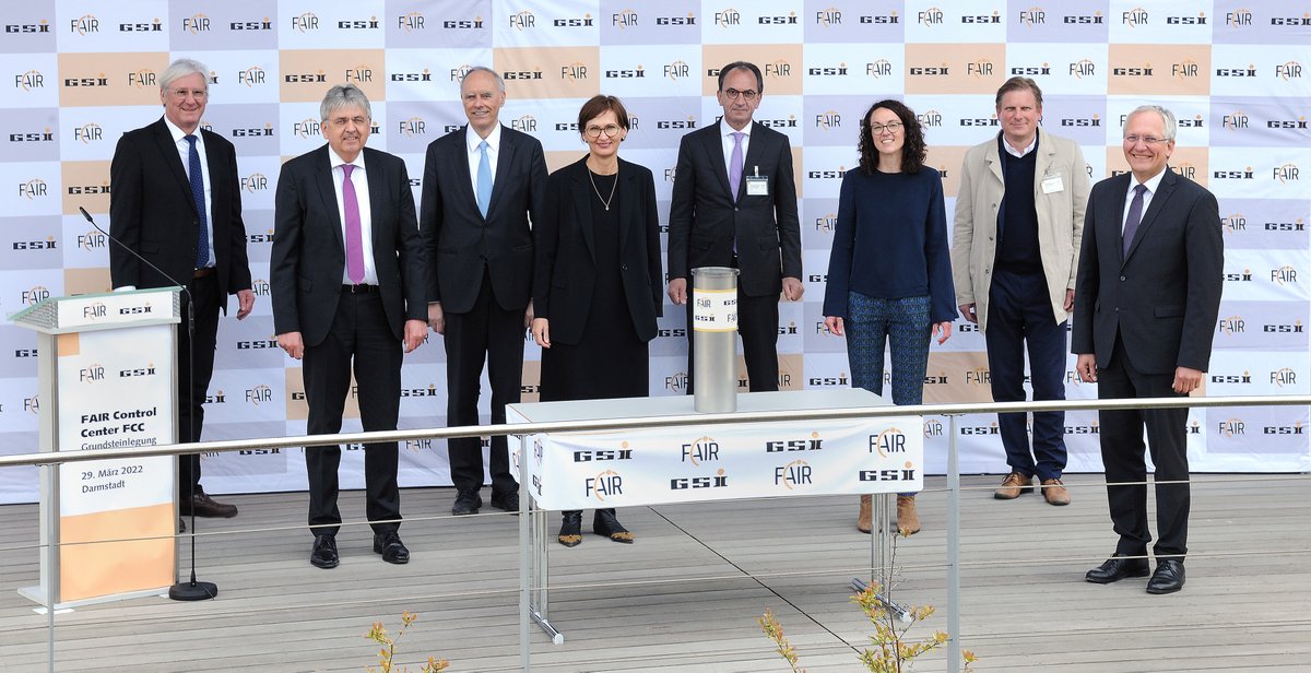 FAIR_GSI_en's tweet photo. Together with @starkwatzinger
@Angela_Dorn @M_Boddenberg and Mayor Partsch, the foundation stone for the #FAIRControlCenter was laid today. In the future, all particle accelerators of GSI and FAIR will be controlled from here! https://t.co/jvXOVDodoc © G. Otto/GSI/FAIR https://t.co/3Z8HAXJjZA