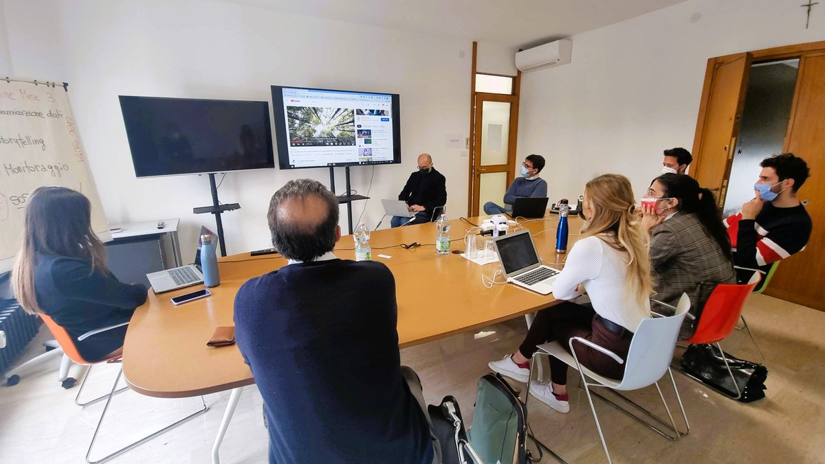 EZLab_solutions's tweet photo. Oggi con #CUOA Business School il Master Management & Digital Transformation nei nostri uffici per far vivere l'esperienza concreta a questi giovani talentuosi, che vogliono essere protagonisti della trasformazione digitale e promotori di una cultura manageriale #DataDriven https://t.co/8U7gM3babr