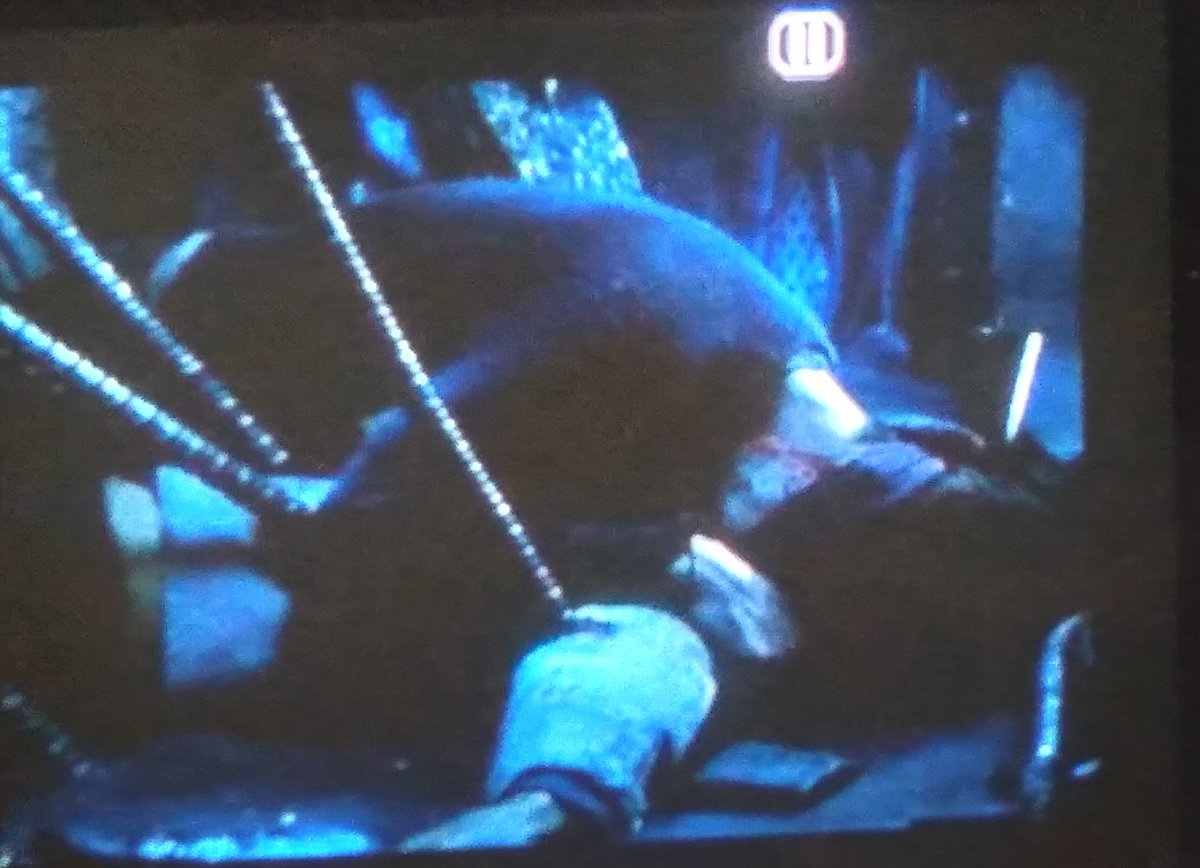 chattv's tweet image. Em #Matrix3 você pode observar que a Trinity aparece com 3 riscos na face, porque ela era 3, mas em #Matrix4 ela já aparece com 2 riscos, porque a Bruxa Sarah Fier havia morrido naquela cena com as lanças, como mostra a imagem.