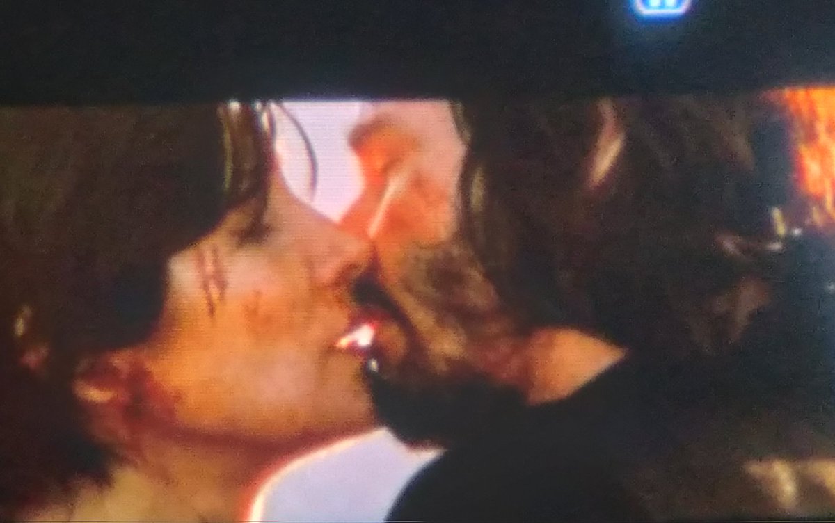 chattv's tweet image. Em #Matrix3 você pode observar que a Trinity aparece com 3 riscos na face, porque ela era 3, mas em #Matrix4 ela já aparece com 2 riscos, porque a Bruxa Sarah Fier havia morrido naquela cena com as lanças, como mostra a imagem.